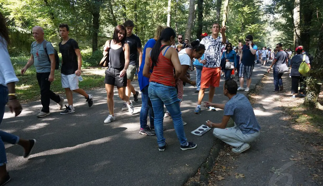 Beberapa penonton balap mobil Formula 1 mencoba peruntungan di salah satu sisi jalan Sirkuit Monza, (7/9/2014). (Liputan6.com/Nurseffi Dwi Wahyuni)