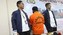 Polisi menghadirkan tersangka saat rilis kasus tindak pidana illegal loging di Bareskrim Polri, Jakarta, Selasa (6/8/2019). Tersangka berinisial M ditangkap karena menjadi dalam pembalakan liar hutan di Provinsi Jambi dan Sumatera Selatan. (Liputan6.com/Immanuel Antonius)