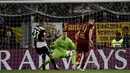 Proses gol pertama dari kaki Edin Dzeko pada laga lanjutan Serie A yang berlangsung di Stadion Olimpico, Roma, Senin (13/5). AS Roma menang 2-0 atas Juventus. (AFP/Filippo Monteforte)