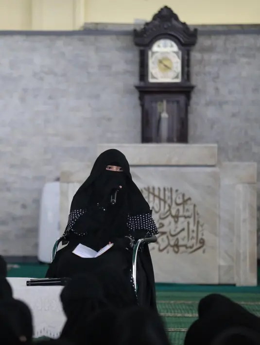 Saat di temui di kawasan Pondok Indah, Kamis (7/9) Indadari mengaku bahagia mendengar Caisar akan di  jodohkan oleh pihak keluarga. Menurutnya, setelah sang suami menjatuhkan talak, keduanya saling membuka lembaran baru. (Adrian Putra/Bintang.com)