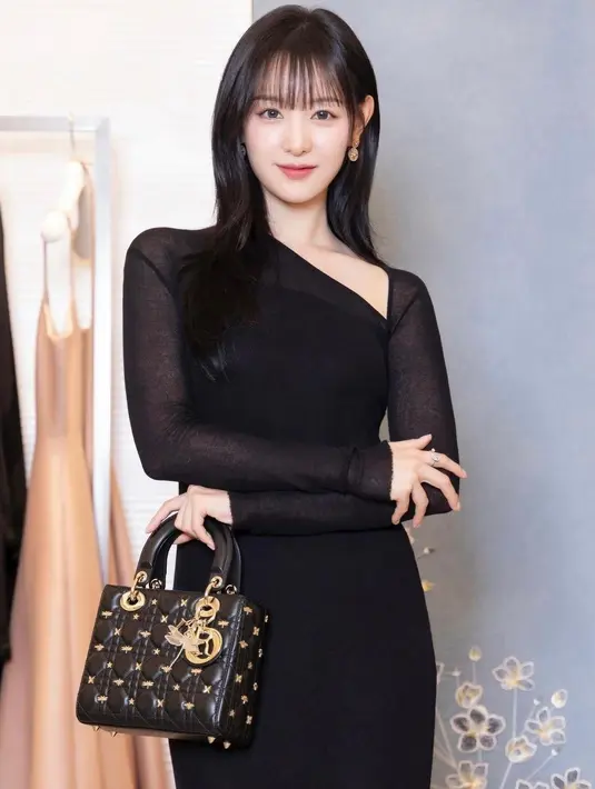 Kim Ji Won permanis tampilannya dengan Lady Dior hitam mini dengan heels yang senada [@ghdqhdls_]