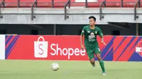 Bek muda Persebaya Surabaya, Koko Ari Araya, menjalani laga debutnya di kompetisi kasta tertinggi di Stadion Gelora Bung Tomo, Surabaya, Minggu (8/12/2019). (Bola.com/Aditya Wany)