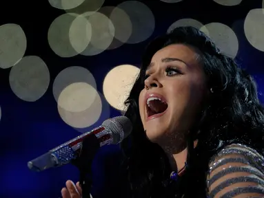 Penyanyi Katy Perry tampil pada Konvensi Nasional Partai Demokrat di Philadelphia, Pennsylvania, AS, Kamis (28/7). Katy Perry turut menggoyang arena konvensi dengan dua lagu, ‘Rise’ dan ‘Roar’. (REUTERS/Jim Young)