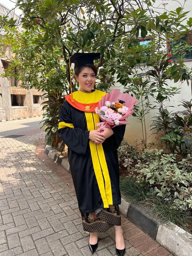 Tina Toon Wisuda S1 Hukum