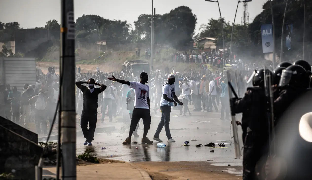 Pendukung kandidat oposisi Gabon, Jean Ping berdemonstrasi ketika mencoba masuk menuju markas komisi pemilihan di Ibu Kota Gabon, Libreville, Rabu (31/8). Demonstrasi meletus setelah Presiden Gabon, Ali Bongo terpilih kembali. (MARCO LONGARI/AFP)