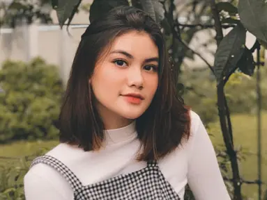 Adrina Putri yang juga merupakan selebgram seperti sang kakak, Andira, kerap mengunggah potret dirinya di akun Instagramnya. (Liputan6.com/IG/@adrinaaputri)