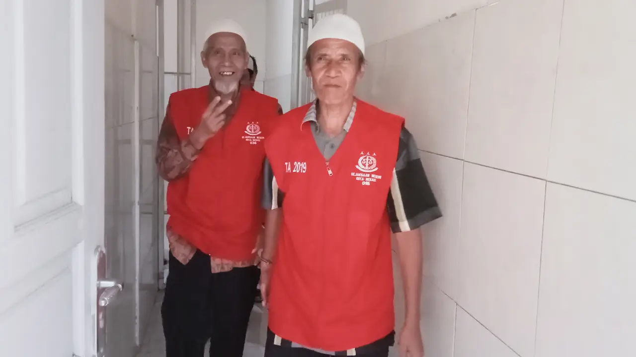 Wowon cs berpose dua jari usai menjalani sidang beragendakan pembacaan tuntutan jaksa di Pengadilan Negeri Kota Bekasi. (Foto: Liputan6.com/Bam Sinulingga)