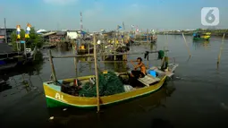 Penghasilan nelayan pinggir saat ini mengalami penurunan drastis akibat masifnya pembangunan kawasan perniagaan dan hunian di kawasan utara Jakarta dan Tangerang. (merdeka.com/Arie Basuki)