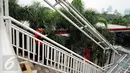 Warga melintasi Jembatan Penyebrangan Orang (JPO) di Jalan Kasblanca, Jakarta, Selasa (22/11). Pemerintah Provinsi DKI Jakarta menargetkan perbaikan JPO tak layak segera rampung. (Liputan6.com/Helmi Fithriansyah)