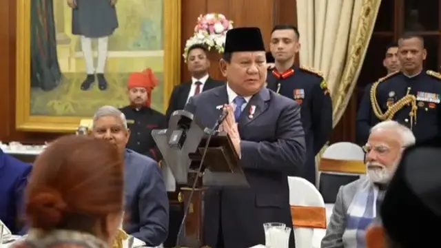 Presiden Republik Indonesia (RI) Prabowo Subianto  saat menghadiri undangan jamuan makan malam di kediaman kenegaraan Presiden India Droupadi Murmu, di Rashtrapati Bhavan, yang terletak di New Delhi, India.
