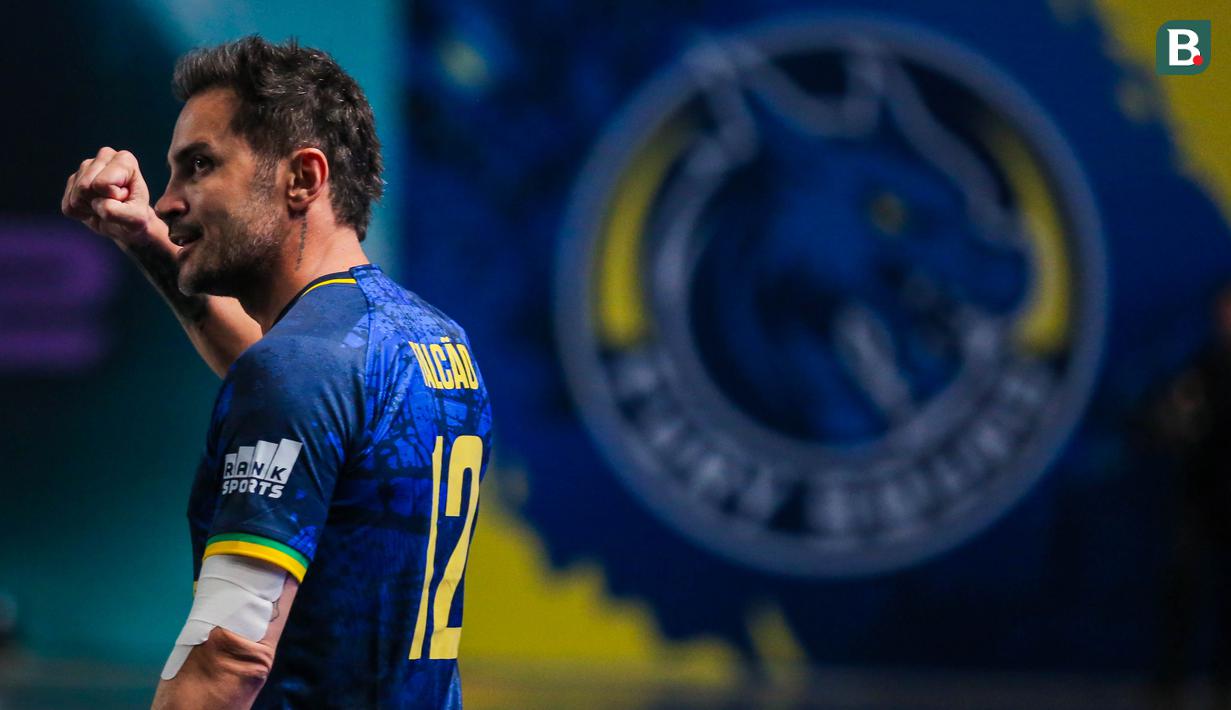 Pemain Fury Squad, Falcao merayakan golnya ke gawang Lynx Hunters dalam laga perebutan peringkat ketiga Futsal X Series 2 yang berlangsung di GOR UNJ, Rawamangun, Jakarta, Minggu (18/01/2026). (Bola.com/Bagaskara Lazuardi)