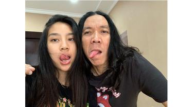 Mezzaluna dan sang ayah saat selfie berdua dengan gaya konyol.