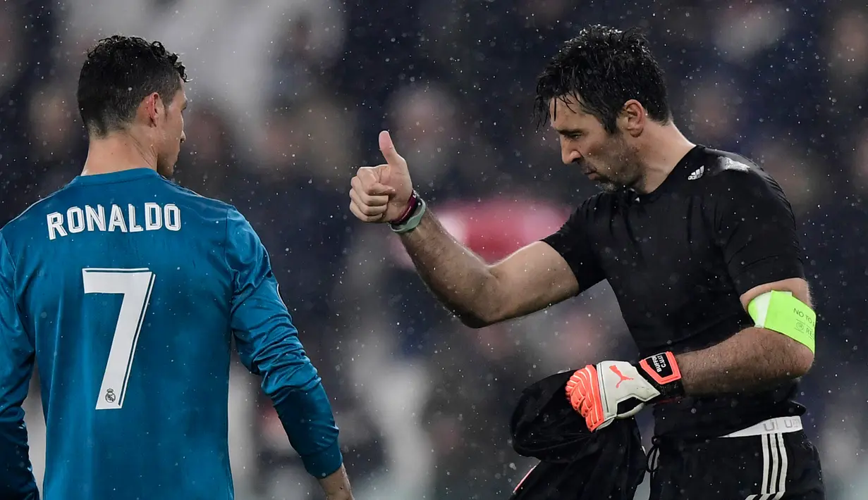 Kiper Juventus Gianluigi Buffon mengucapkan selamat kepada striker Real Madrid Cristiano Ronaldo usai pertandingan leg pertama perempat final Liga Champions di Stadion Allianz, Turin (3/4). (AFP/Javier Soriano)