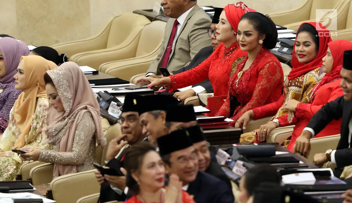 Penyanyi Krisdayanti dan Mulan Jameela menghadiri pelantikan anggota DPR RI di Kompleks Parlemen, Senayan, Jakarta, Selasa (1/10/2019). Di antara 575 anggota DPR terpilih, terdapat 14 artis yang menjadi wakil rakyat Indonesia. (Liputan6.com/Johan Tallo)