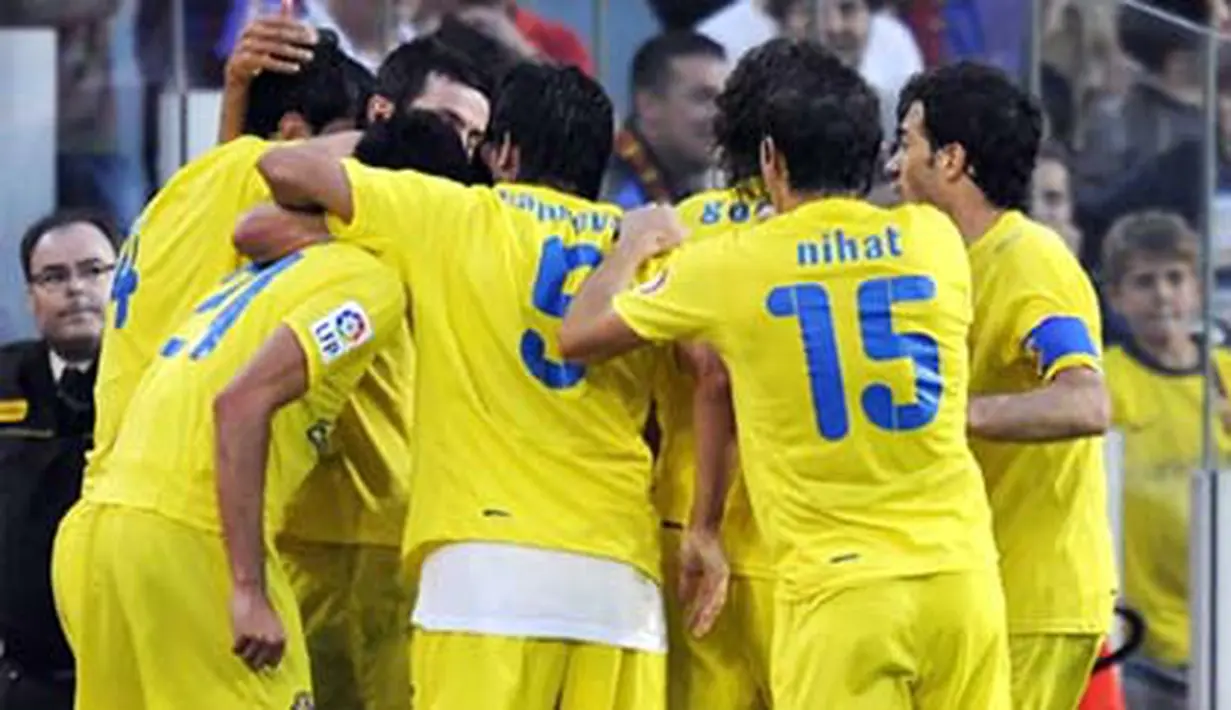 Vllarreal's players celebrate a goal scored in the last minute against Barcelona during their Spanish League football match on May 10, 2009 at Camp Nou stadium in Barcelona. The match ended with a 3-3 draw. AFP PHOTO/ LLUIS GENE 