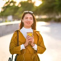 ilustrasi perempuan mendengarkan musik/Creative Family/Shutterstock