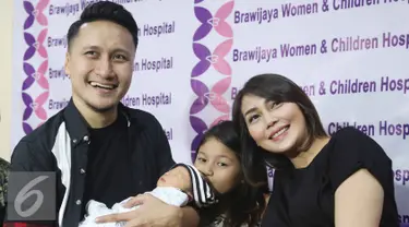 Arie Untung dan Fenita menggelar jumpa pers pasca kelahiran anak ke-3 mereka di RS Brawijaya, Jakarta, Kamis (25/8). Mereka dikaruniai anak ketiga dengan jenis kelamin laki-laki yang lahir di Jakarta, 23 Agustus 2016. (Liputan6.com/Herman Zakharia)