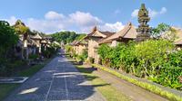Wisata Desa Adat di Desa Penglipuran, Kabupaten Bangli, Bali menerapkan protokol kesehatan pencegahan Covid-19 bagi wisatawan yang berkunjung. (Liputan6.com/Ika Defianti)