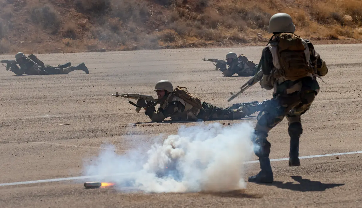 Pasukan elite Suriah mengikuti latihan militer yang dipimpin oleh tentara Rusia di sebuah pangkalan militer di Yafour, Suriah, Selasa (24/9/2019). Pasukan elite Suriah mendapat pelatihan pertempuran lapangan. (AP Photo/Alexander Zemlianichenko)