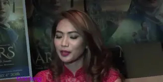 Kinaryosih tetap profesional di lokasi syuting, meskipun otot kakinya putus akibat terjatuh di selokan. Seperti apa sih kronologi saat Kinaryosih terjatuh?