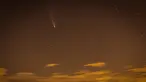 Foto yang diabadikan pada 23 Juli 2020 ini memperlihatkan Komet Neowise di atas monumen Stonehenge di Wiltshire, Inggris. Fenomena ini cukup langka karena membutuhkan waktu 6.800 tahun lagi untuk dapat kembali mendekati orbit Bumi. (Xinhua/Tim Ireland)