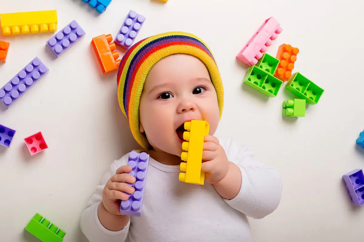 cara atasi mainan masuk mulut bayi
