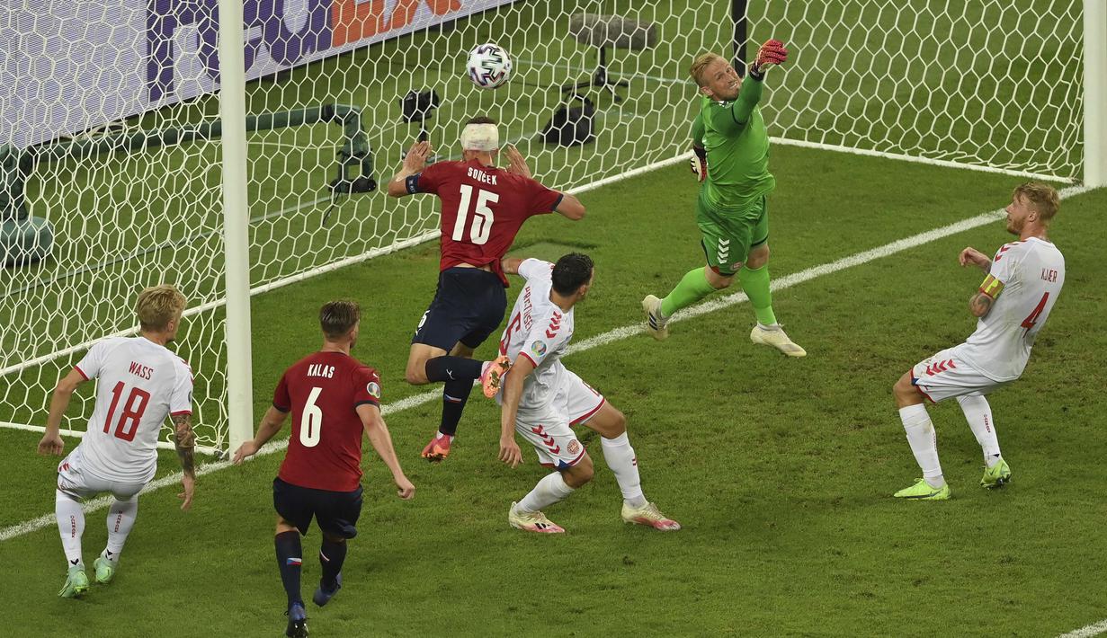 Dimotori Tomas Soucek yang main dengan balutan perban di kepala, Republik Ceska beberapa kali mencoba membobol gawang Denmark. (Foto: AP/Pool/Dan Mullan)