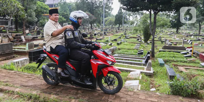 Prabowo Subianto Berziarah ke Makam Ayahnya