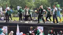 Kampanye akbar ini digelar sebelum masa tenang. Diketahui warga sudah berkumpul di Lapang Patal Banjaran, Kabupaten Bandung sejak pukul 06.00 WIB. Ramainya warga yang datang, Dadang Supriatna-Ali Syakieb optimis menang dalam pilkada Bupati Kabupaten Bandung. Dukung penuh sang adik, kebahagiaan terpancar jelas di wajah artis kelahiran Bogor ini. (Liputan6.com/IG/@nsyakieb85)