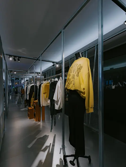 Koleksi Lanvin Lab by Future bersifat unisex. Keseluruhan produk menekankan kecintaan Future pada setiap detail layering dan tailoring, dengan sentuhan aksesori yang mengesankan. [ Foto dok Lanvin ]