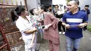 Mencium Bilqis Khumaira ketika Ayu Ting Ting hendak pergi menuju TPS (Kapanlagi.com/Agus)