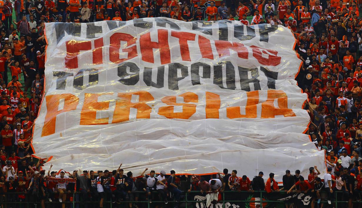 Suporter Persija Jakarta, The Jakmania, memberi dukungan saat melawan Persib Bandung pada laga Liga 1 Indonesia di Stadion Manahan, Solo, Jumat (3/11/2017). Persija menang 1-0 atas Persib. (Bola.com/Ronald Seger)