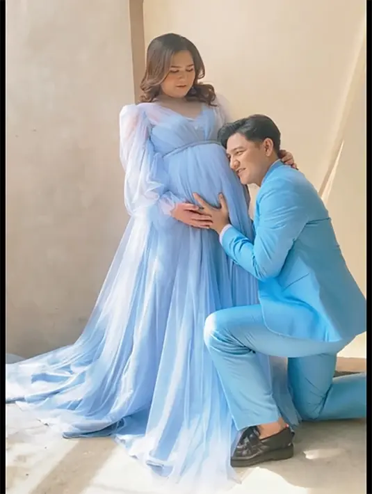 Pose manis Qautsar seakan mengajak komunikasi sang buah hati yang masih dalam kandungan. Kini, usia kandungan Masayu sudah 33 minggu. [Instagram/smara.house]