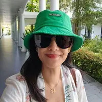 Dian Sastrowardoyo liburan di pantai (Instagram/therealdisastr)