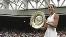 Petenis Spanyol, Garbine Muguruza, berhasil meraih gelar juara Wimbledon usai menaklukkan Venus Williams di All England Lawn Tennis Club, Inggris, Sabtu (15/7/2017). Muguruza menang 7-5 dan 6-0 atas Williams. (AFP/Facundo Arrizabalaga)