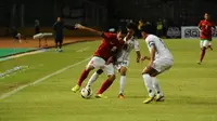 Dua pemain Myanmar mencoba menahan pergerakan pemain Timnas Indonesia U-19, Maldini (kiri) saat berlaga di Stadion GBK Jakarta, (5/5/2014). (Liputan6.com/Helmi Fithriansyah)