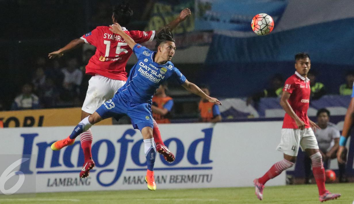 Pemain Persib, Kim Kurniawan usai menyundul bola dalam laga pekan ke-10 Torabika Soccer Championship di Stadion GBLA, Bandung, Sabtu (16/7). Hingga babak pertama usai kedudukan bertahan tanpa gol. (Liputan6.com/Yoppy Renato)