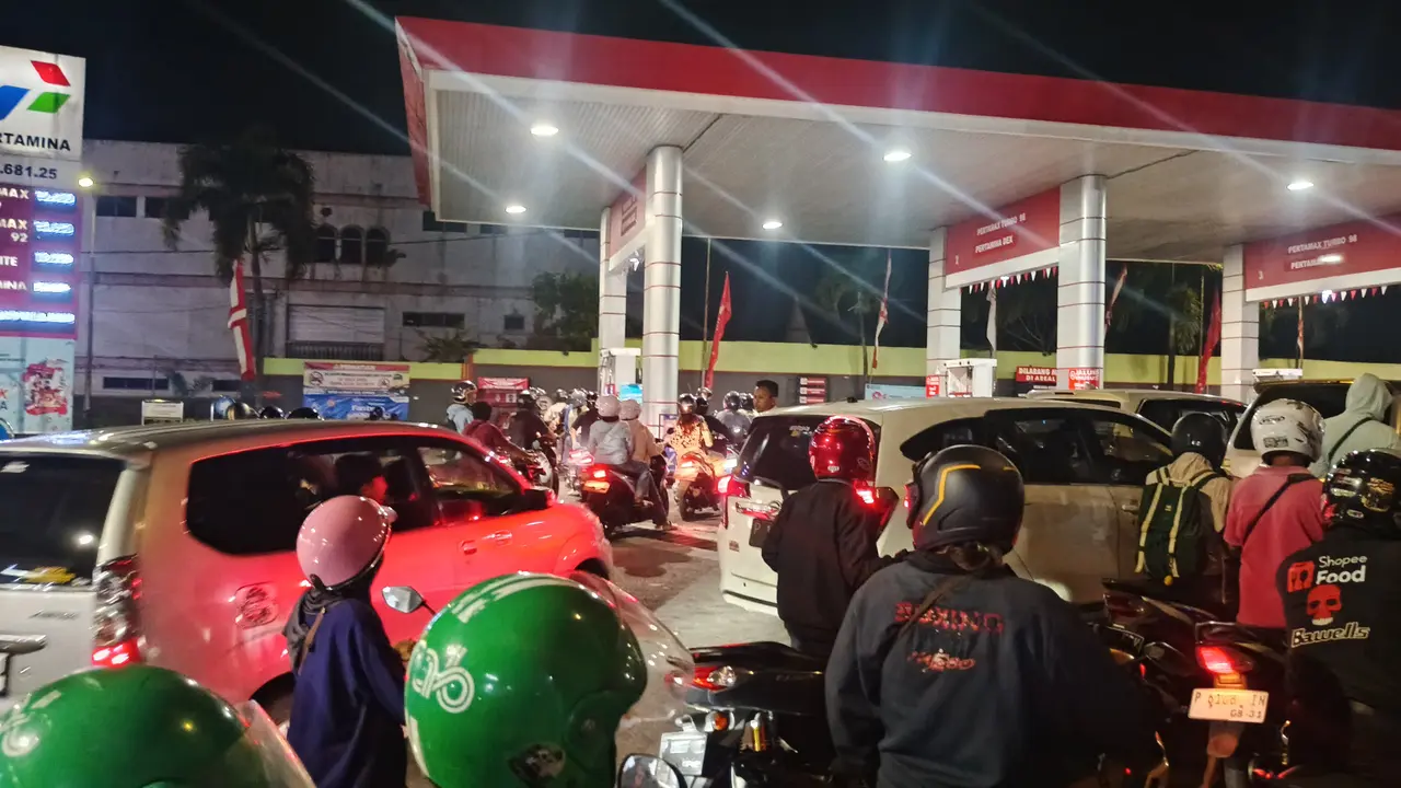 Antrean BBM di SPBU Jember imbas kemacetan di Pelabuhan Ketapang Banyuwangi