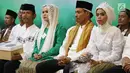 Sejumlah pasangan mengikuti rangkaian kegiatan nikah massal bertajuk PKB Mantu di Jakarta, Jumat (25/8). Sebanyak 103 pasangan turut ambil bagian pada nikah massal tersebut yang berasal dari lima wilayah di Jakarta. (Liputan6.com/Immanuel Antonius)