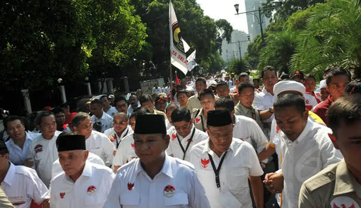 Minggu (01/06/14) Pasangan Prabowo dan Hatta Rajasa Mendatangi Gedung Komisi Pemilihan Umum dengan ditemani ratusan pendukungnya (Liputan6.com/Johan Tallo)