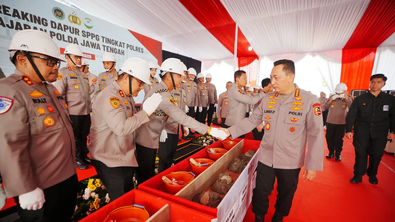 Kapolri Jenderal Listyo Sigit Prabowo saat menghadiri peletakan batu pertama atau groundbreaking pembangunan 24 dapur Satuan Pelayanan Pemenuhan Gizi (SPPG) di wilayah Polda Jawa Tengah, Rabu (25/6/2025).