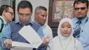 Yusri Isnaeni didampingi kuasa hukumnya saat melaporkan Gubernur DKI Jakarta Basuki Thahja Purnama ke Polda Metro jaya terkait kasus pencemaran nama baik kasus KJP, Jakarta, Selasa (5/1/2016). (Liputan6.com/Gempur M Surya)