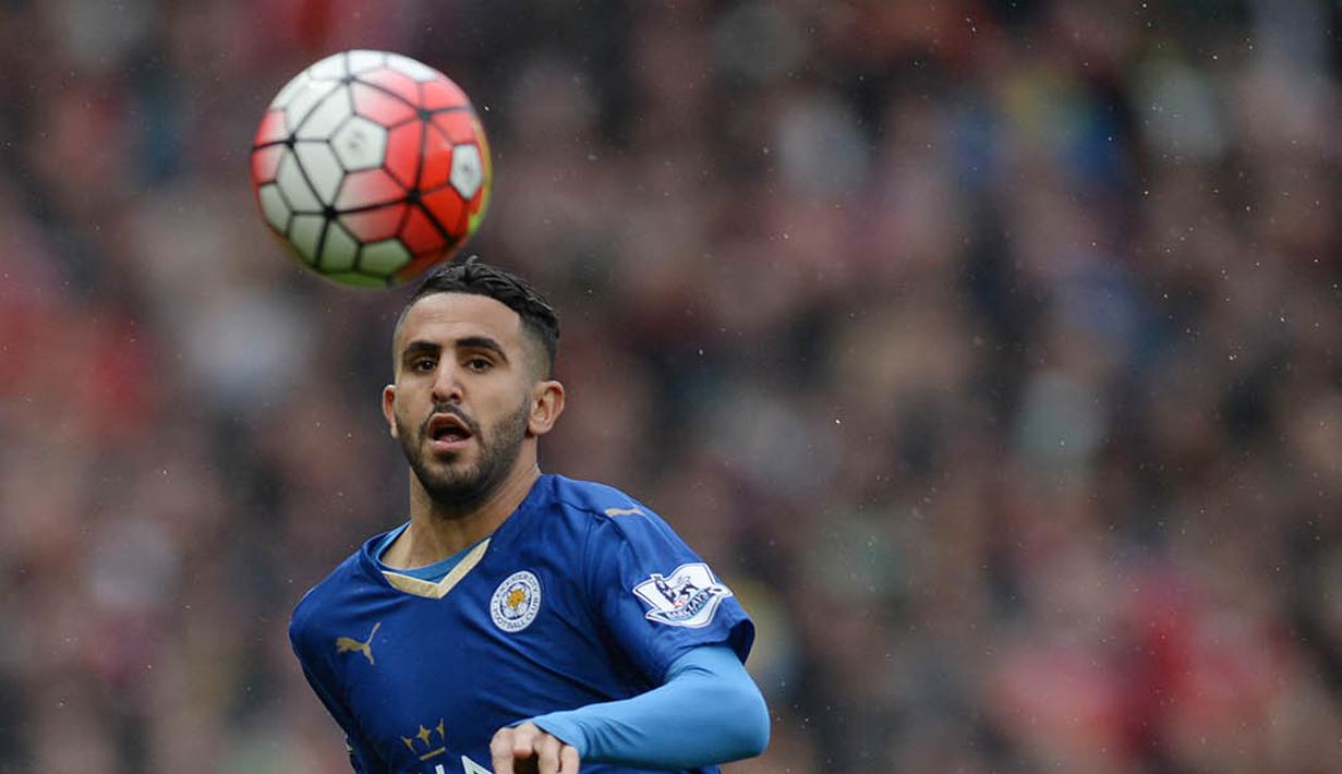 1. Riyad Mahrez, diberitakan Sky Sports, jika Arsenal belum menyerah untuk mendapatkan gelandang serang asal Algeria ini. Namun kepindahan sang pemain terbilang sulit mengingat Leicester terus berupaya menahannya. (AFP/Oli Scarff)
