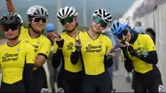 Atlet Tim Sepatu Roda Putri Jawa Barat melakukan foto bersama sebelum bertanding di nomor Marathon 42.000 Meter yang berlangsung di Jembatan Merah Teluk Youtefa, Kota Jayapura. Jumat (01/10/2021). (PB.PON XX PAPUA/Ian Irman)