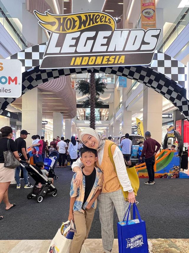 7 Potret Kompak Okie Agustina dan Miro Materazzi, Putra Tunggalnya dengan Gunawan Dwi Cahyo