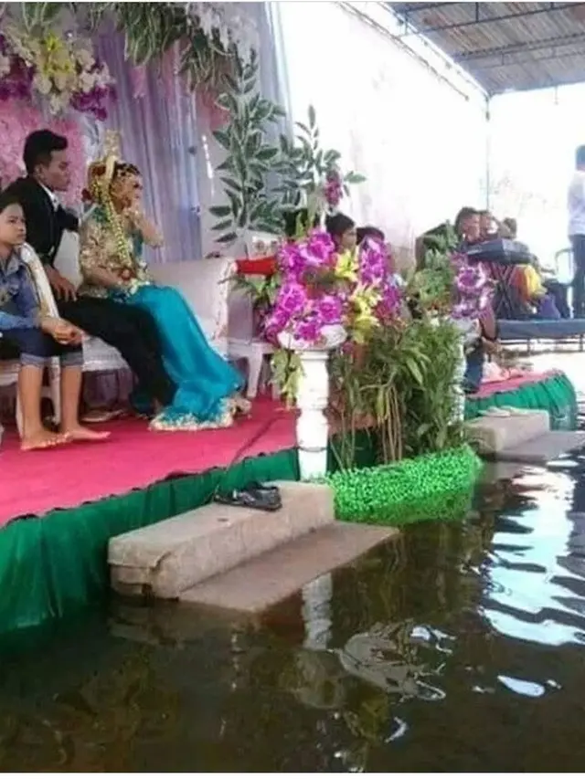 6 Momen Apes Nikahan di Musim Hujan, Resepsi Kacau Karena Banjir