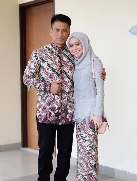 Dikatakan Endang Mulyana bahwa kesedihan adalah hal yang wajar saat melepas seorang anak menikah. Namun bukan berarti ia tidak ikhlas, terlebih demi kebahagiaan masa depan Lesty tentunya. (Instagram/ayah_kejora)