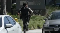 Petugas kepolsian berlari menuju kantor pusat YouTube merespon laporan insiden penembakan di San Bruno, California, Amerika Selatan, Selasa (3/4). Sebanyak tiga orang mengalami cedera akibat tembakan yang dilepaskan seorang perempuan.  (AP/Jeff Chiu)