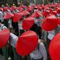 Guru sekolah antikudeta mengenakan seragam dan topi tradisional Myanmar saat berpartisipasi dalam demonstrasi di Mandalay, Myanmar, Rabu (3/3/2021). Demonstran di Myanmar turun ke jalan lagi pada hari Rabu untuk memprotes perebutan kekuasaan bulan lalu oleh militer. (AP Photo)