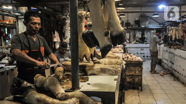 FOTO: Penjualan Daging Sapi di Pasar Senen Merosot Akibat Virus PMK